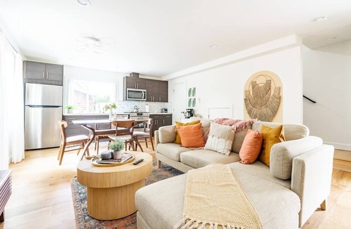 Arbor Heights Apartment | 2BR | Fireplace | West Seattle | Sophari Home E