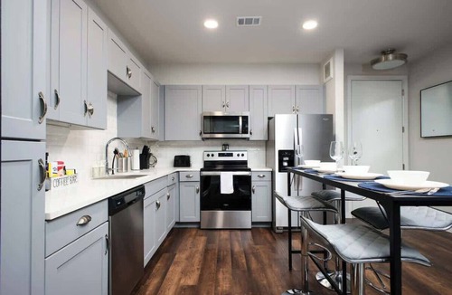 Southtown Apartment | 2BR Getaway w/Gym, Parking Near Rvrwalk & Dome