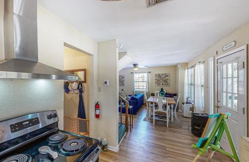 Bandera House | 2BR Home on River w/Outdoor Dining Area & Deck