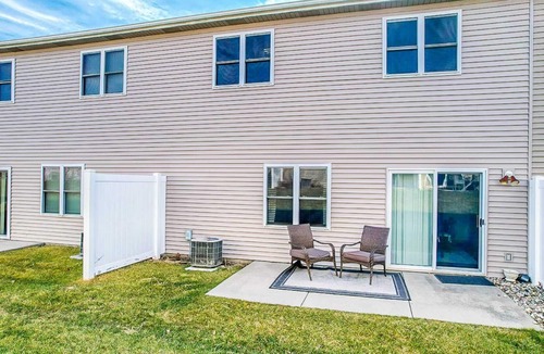 Lincoln House | 3 Bed, 2.5 Bath | Sleeps 8 Guests | Backyard Oasis