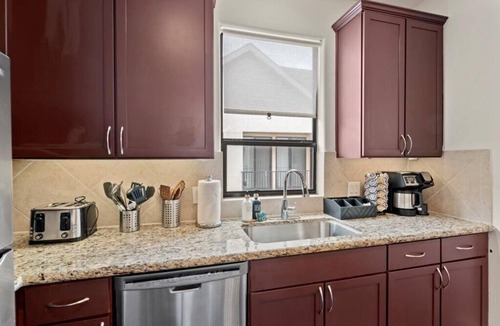 East Downtown Houston House | 3 Bed, 3.5 Bath Townhome in Eado w/Surround Sound, Smart TVs & Free WiFi