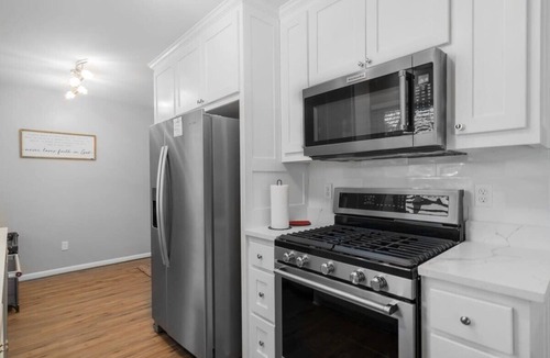 Richardson House | 3-Bed Haven - 6 pple Hot tub, King bed, Pool & ping pong table, Grill, Fire pit
