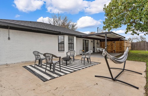 Woodway House | 3 Bedroom/3 Bathroom Home in Waco - Hammock, Firepit, Spacious Layout
