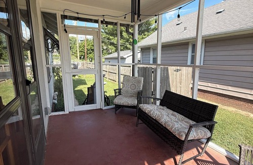 St. Joseph House | 3-bedroom bungalow, centrally located in charming Saint Joseph