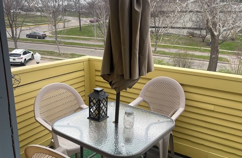 Downtown Des Moines House | 3-bedroom duplex yellow house downtown Des Moines with AC, WiFi