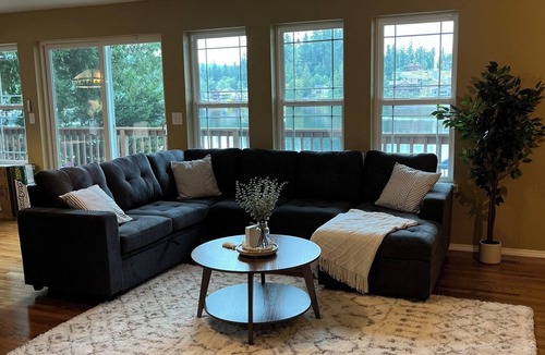Eatonville House | 3-bedroom Guest Suite in tranquil Eatonville with hot tub!