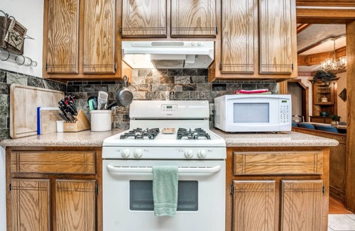 Yukon House | 3 bedroom Home in Yukon!