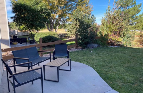 Westridge House | 3-bedroom home on a quiet cul-de-sac. Fenced yard. Laundry Room.