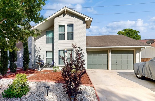 Leon Valley House | 3-bedroom home with private pool, fireplace, patio and BBQ grill