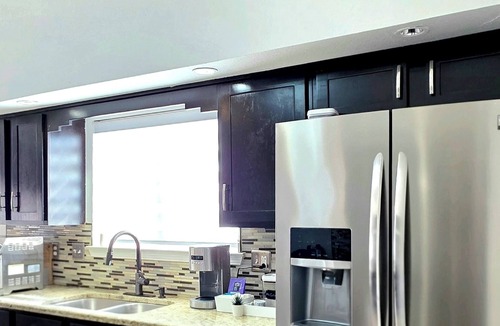 El Paso House | 3-bedroom house in adorable El Paso West, with cool AC and gym access