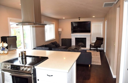Federal Way House | 3-bedroom house in wonderful Federal Way with AC for relaxing stays