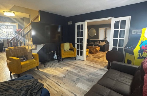 Waldron House | 3-bedroom house in terrific Kansas City with AC for relaxing stays