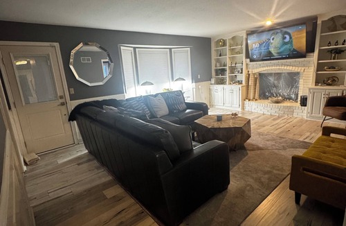 Waldron House | 3-bedroom house in terrific Kansas City with AC for relaxing stays