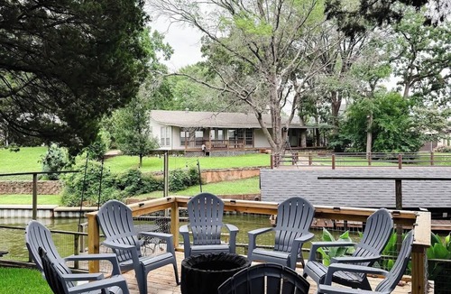 Cedar Creek Reservoir House | 3-bedroom House in Enchanted Oaks Waterfront, Hot Tub, Kayaks, Game Room