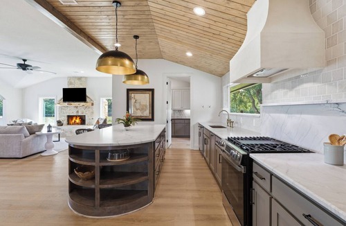 Rainbow House | 3-bedroom+office luxury home on the edge of GlenRose, TX. Private. Pickleball.