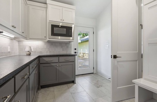 Rainbow House | 3-bedroom+office luxury home on the edge of GlenRose, TX. Private. Pickleball.
