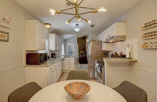 Everman House | 3-bedroom Relaxing Family Retreat near downtown Fort Worth