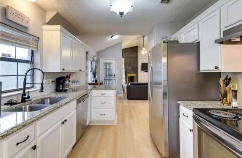 Everman House | 3-bedroom Relaxing Family Retreat near downtown Fort Worth