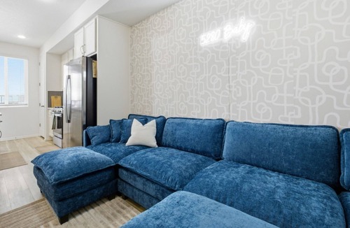 Commerce City House | 3 BR 10 Min to DIA & 20 Min to Downtown, King Bed, Fire Pit, Family Friendly