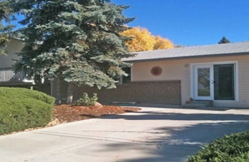 Longmont House | 3 br house, decks, mountain view, courts, lake, playgrounds, 5k path around lake