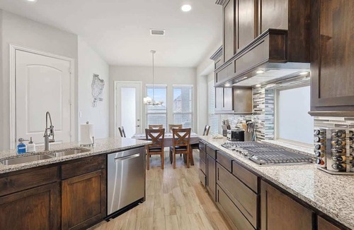 Irving House | 3 BR Modern Stay minutes away from DFW Airport