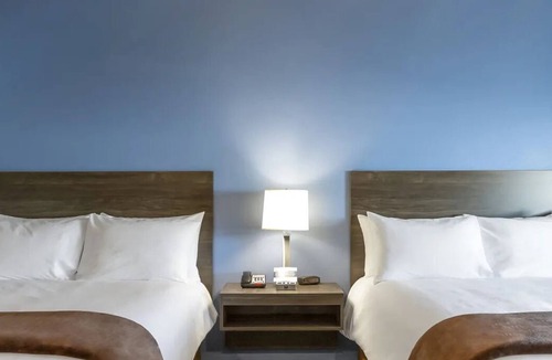 St. Joseph Hotel | 3 Bright, Comfortable Rooms – Walk to Parks & Restaurants Nearby