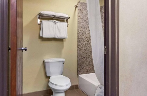 Albuquerque Hotel | 3 Family-Friendly Rooms Near Downtown Attractions w/Free Breakfast