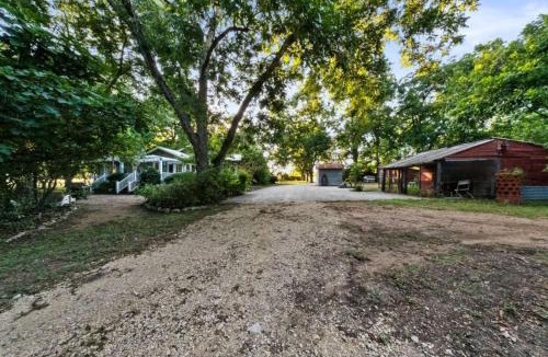 Prairie Lea House | 3 Houses 30 guests Country 14 acre Pecan Orchard