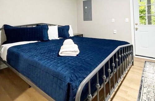 Waldron House | 3 KING Beds + Near Legend's Outlet Mall + Smart TV