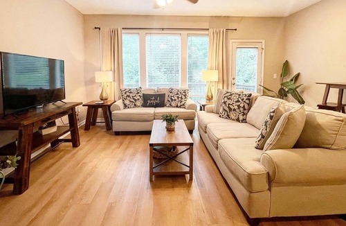 Waldron House | 3 KING Beds + Near Legend's Outlet Mall + Smart TV