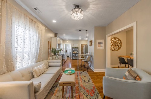 Kansas City House | 3 KING Beds+ Walk the Street Car + Balcony