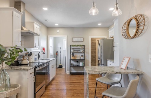Kansas City House | 3 KING Beds+ Walk the Street Car + Balcony