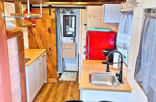 Eastland Cabin | 3 Lakefront Tiny Home, Glamping, Fishing, Kayaking