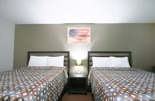 Glenwood Hotel | 3 Lodgings Queen Stay near Near Hwy 34 | Easy Commute | Free Parking