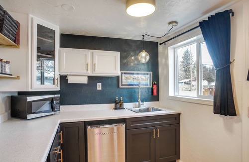 Latah Valley Apartment | 3 Mi to Downtown Spokane! Cozy Couples Retreat