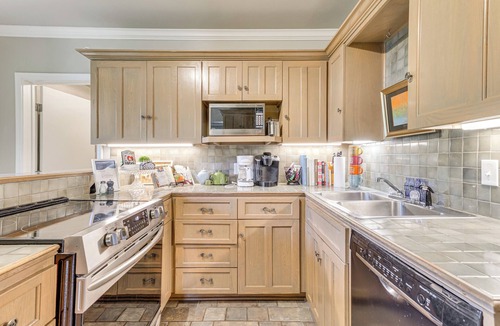 Central Oklahoma City House | 3 Mi to Dtwn OKC: Pet-Friendly Paseo Gem!