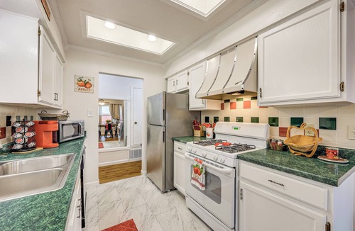 Universal City Cottage | 3 Mi to Randolph Afb: Family Home w/Poker Table!