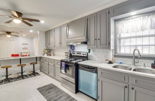 Pine Bluff House | 3 Mi to Saracen Landing! Family Getaway w/Deck