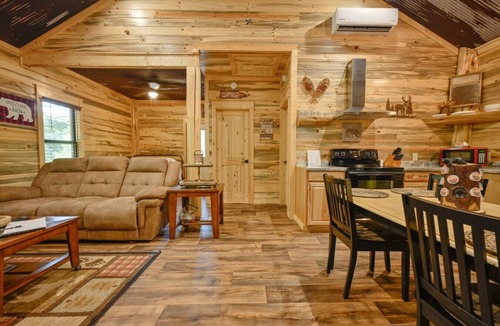 Mena Cabin | 3 miles on ATV to Wolf Pen Gap, Luxury Cabin slp 5