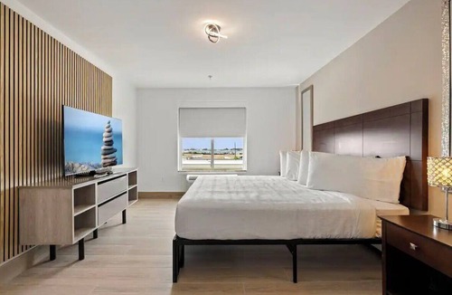 FM 1960 Hotel | 3 Modern Rooms + Free Parking | The Boardwalk at Towne Lake - 5.2 mi