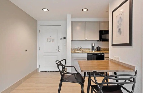 FM 1960 Hotel | 3 Modern Rooms + Free Parking | The Boardwalk at Towne Lake - 5.2 mi