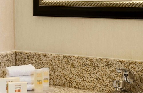 Southeast Houston Hotel | 3 Peaceful Rooms Ideal for Business or Leisure | Outdoor Pool Access