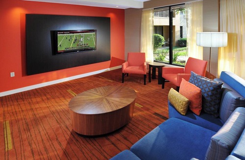 Southeast Houston Hotel | 3 Peaceful Rooms Ideal for Business or Leisure | Outdoor Pool Access