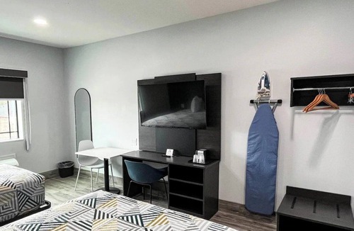 Southeast Houston Hotel | 3 Pet-Friendly Accommodations w/Free Parking | Pearland Town Center - 6 miles