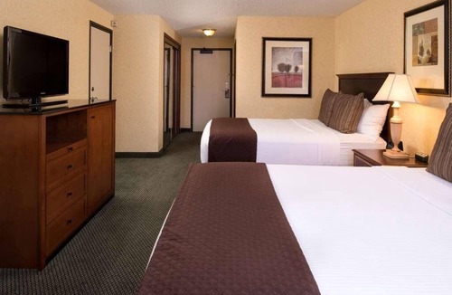 Kennewick Hotel | 3 Pet-friendly Units Close to Gesa Carousel of Dreams! w/Onsite Pool, Parking