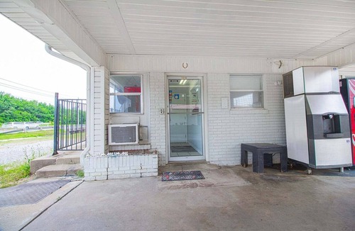 McAlester Apartment | 3 Queen Bed|McAlester OK