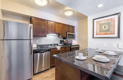 Biggs Field Hotel | 3 Relaxing Suites! Breakfast, Outdoor Pool, Free Parking, Pets Are Welcome!