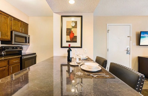 Biggs Field Hotel | 3 Relaxing Suites! Breakfast, Outdoor Pool, Free Parking, Pets Are Welcome!