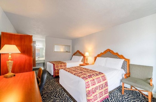 Lawton Hotel | 3 Restful Full Bed Rooms Close to USPHS & Cameron University