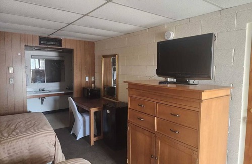 Quinter Hotel | 3 Rooms - Enjoy Budget-Friendly Comfort w/Flat TV + Microwave + Nearby Dining